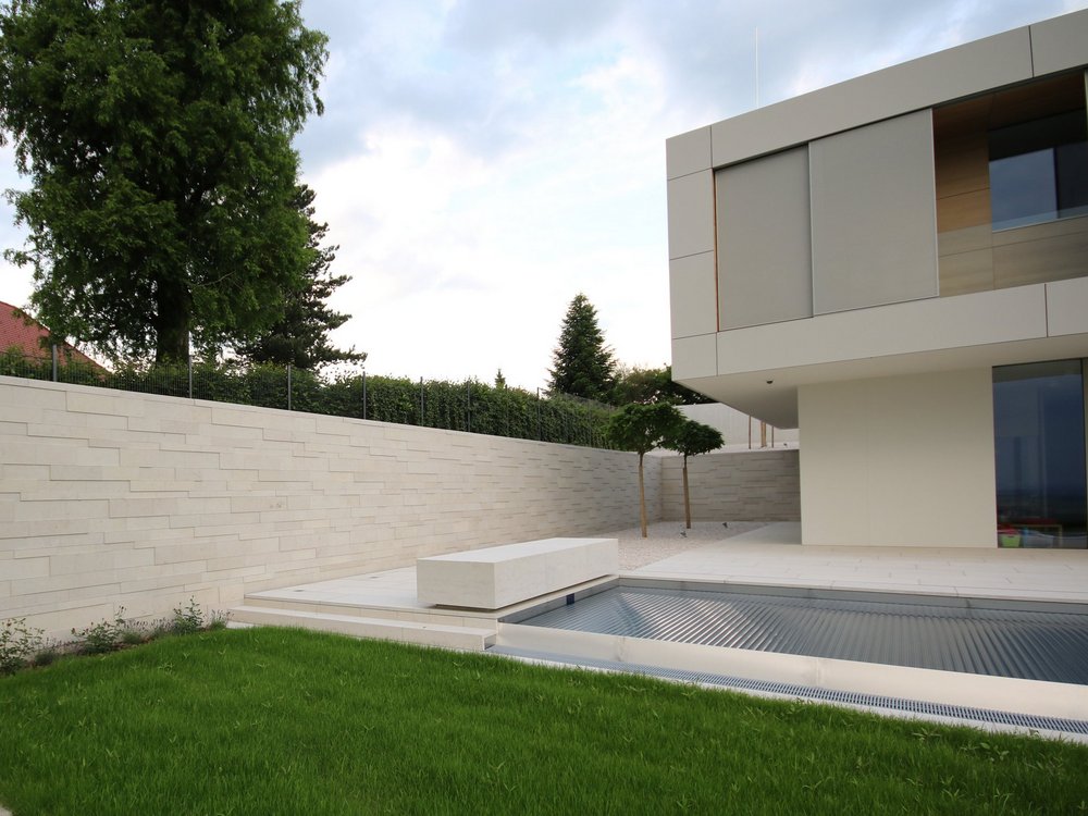 Poolanlage mit Mauerverblendern aus Kalkstein