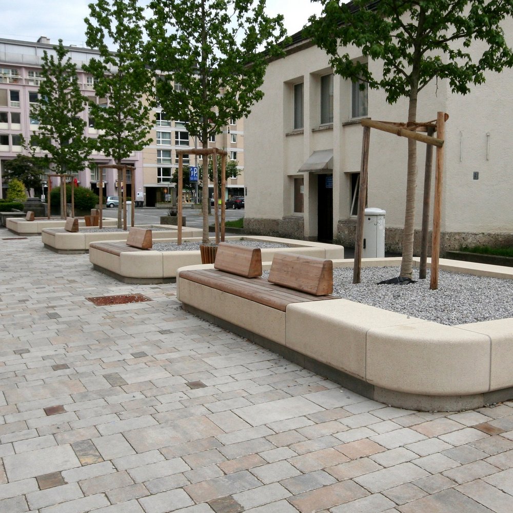 Platzgestaltung mit Sitzbänken