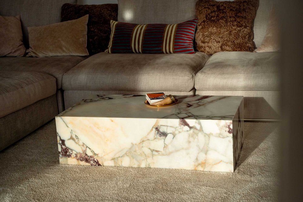 Steintisch im Wohnzimmer calacatta viola als Gestaltungselement