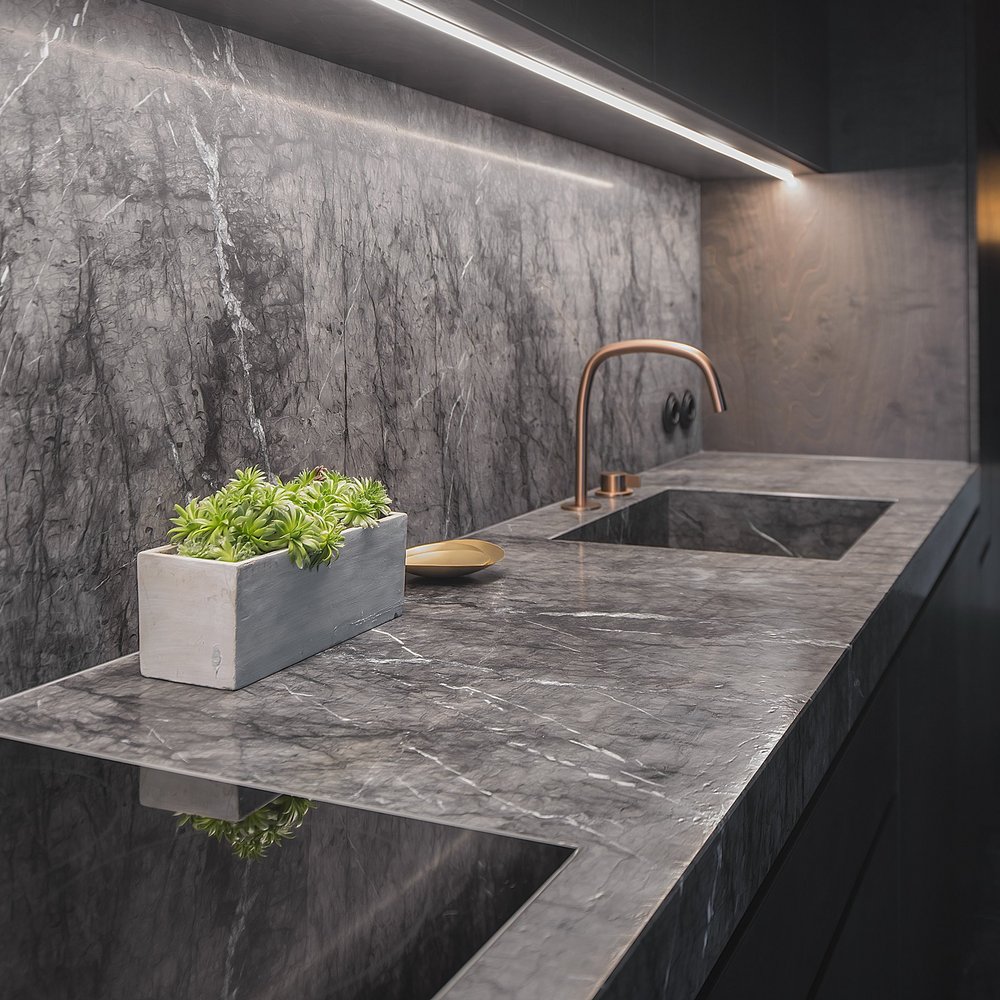 Küche aus Grigio Carnico Marmor