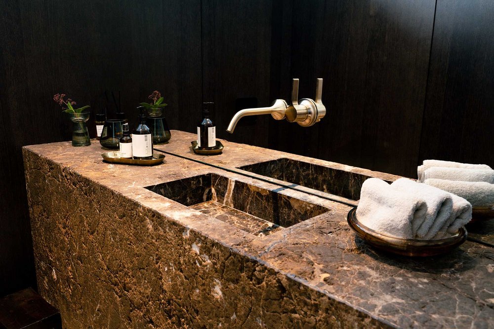 Naturstein Marron Imperial im Bad als Waschtisch