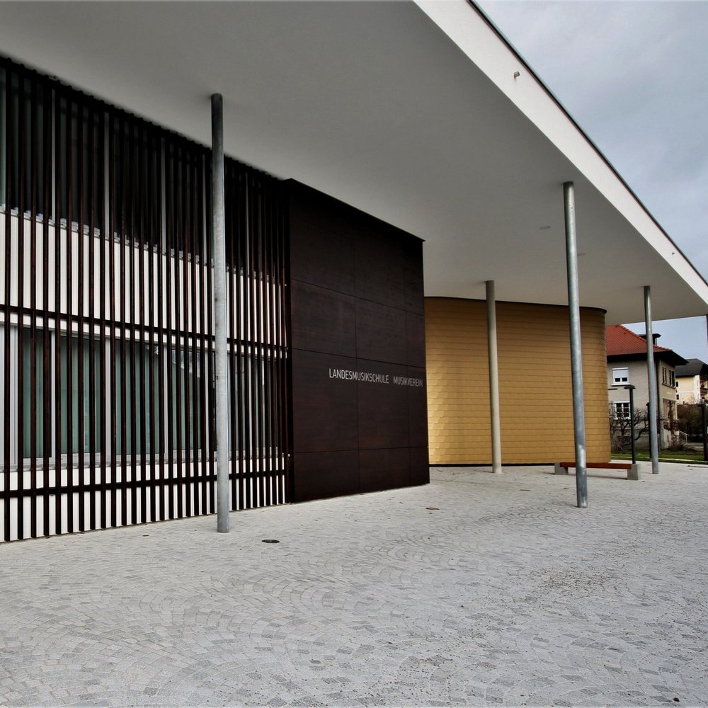 gepflasterter Eingangsbereich bei Landesmusikschule