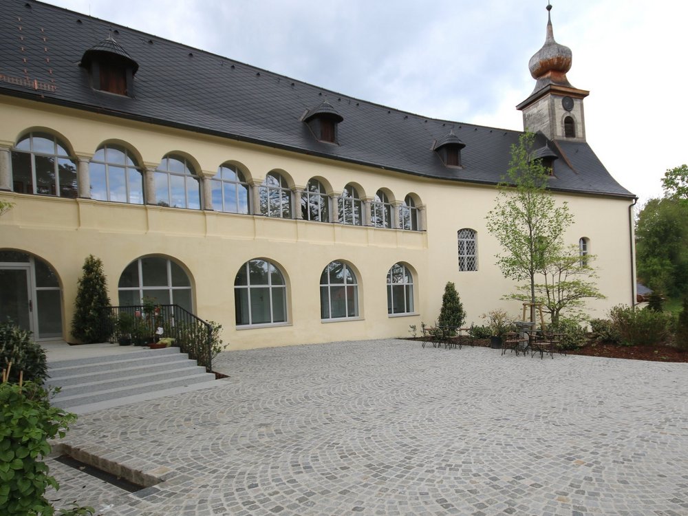 Vorplatz mit Pflastersteinen