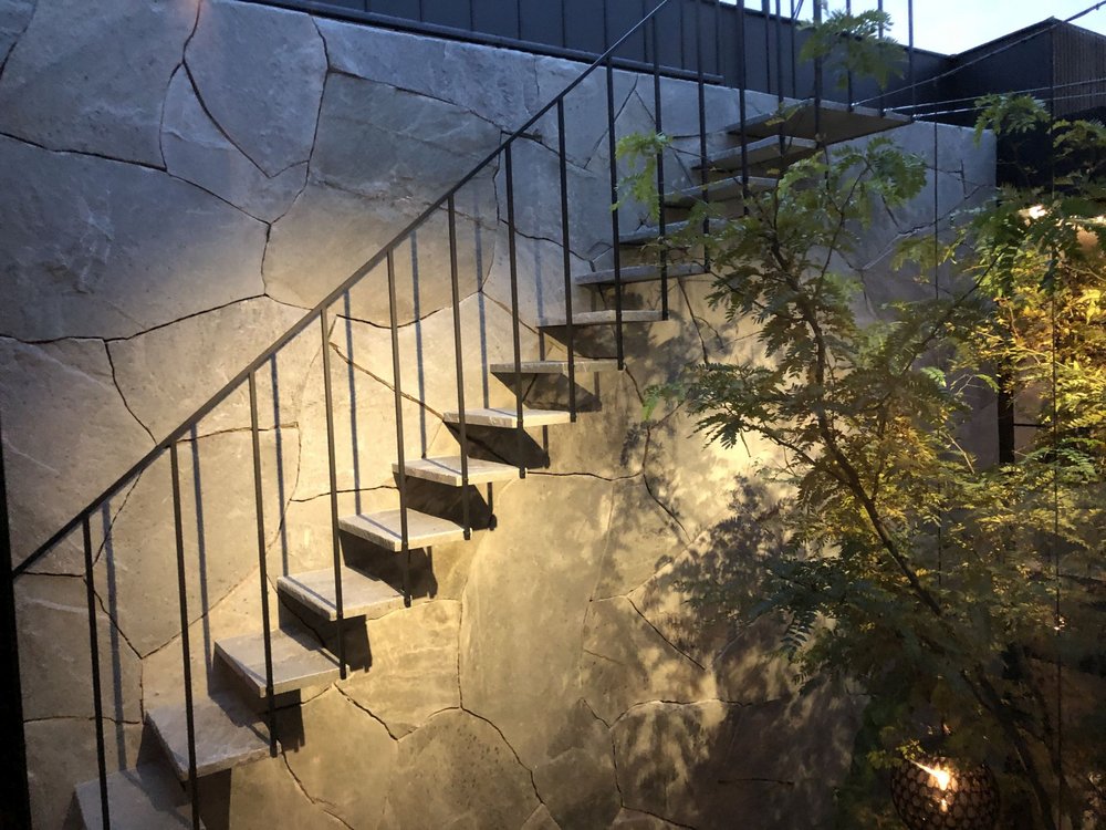 Außenwand aus Stein mit verdura spaltrau polygonal von Casawest und Stiege