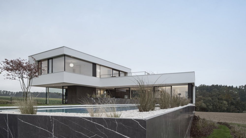 Außenansicht Haus mit Steinfassade von casawest mit pietra grey