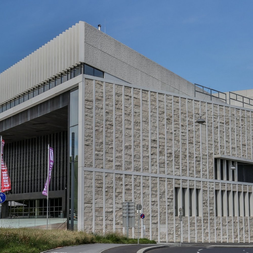 Travertin Fassade Musiktheater Linz