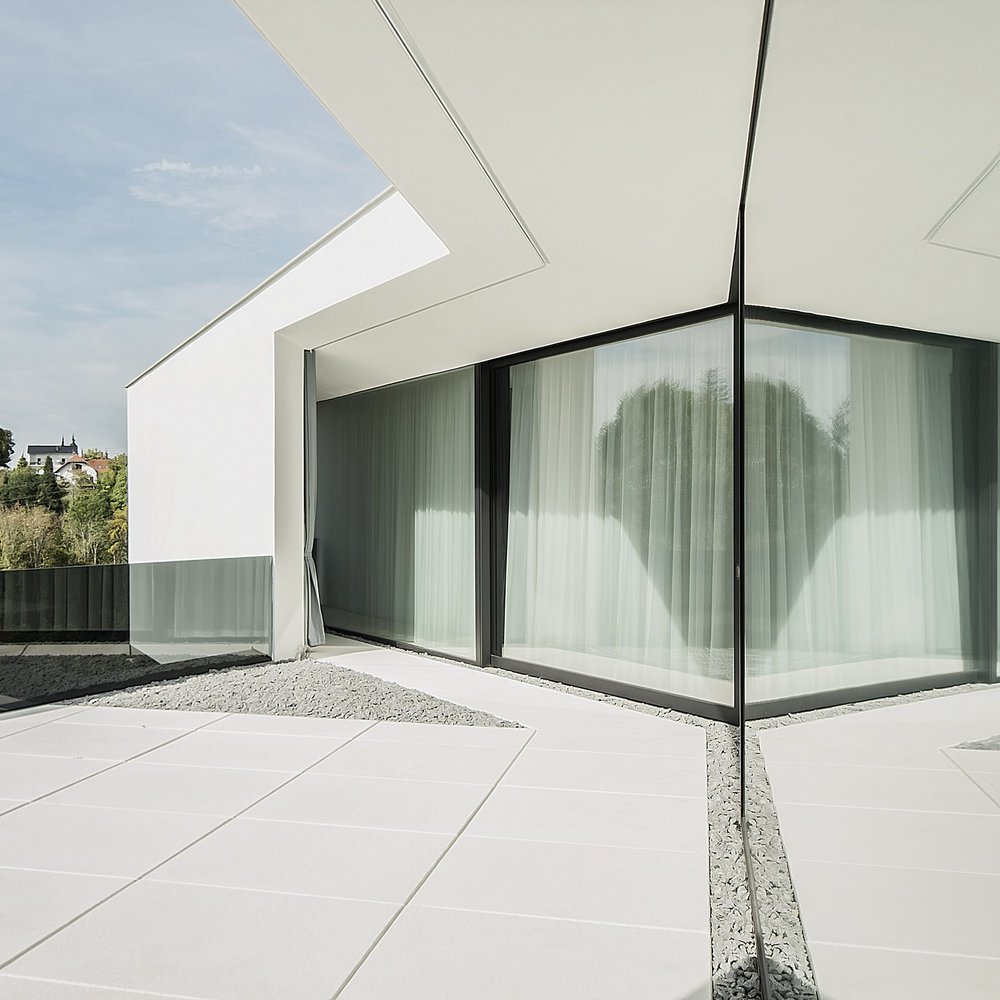 Weißbetonplatten bei Privathaus St. Ulrich