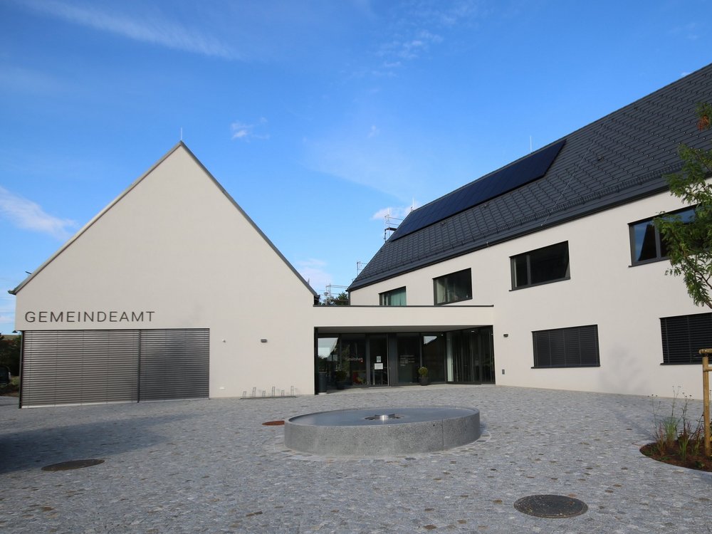 Vorplatz aus Granitpflastersteinen bei Gemendeamt