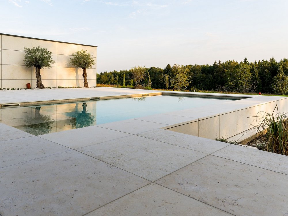 Poolgestaltung aus Kalkstein