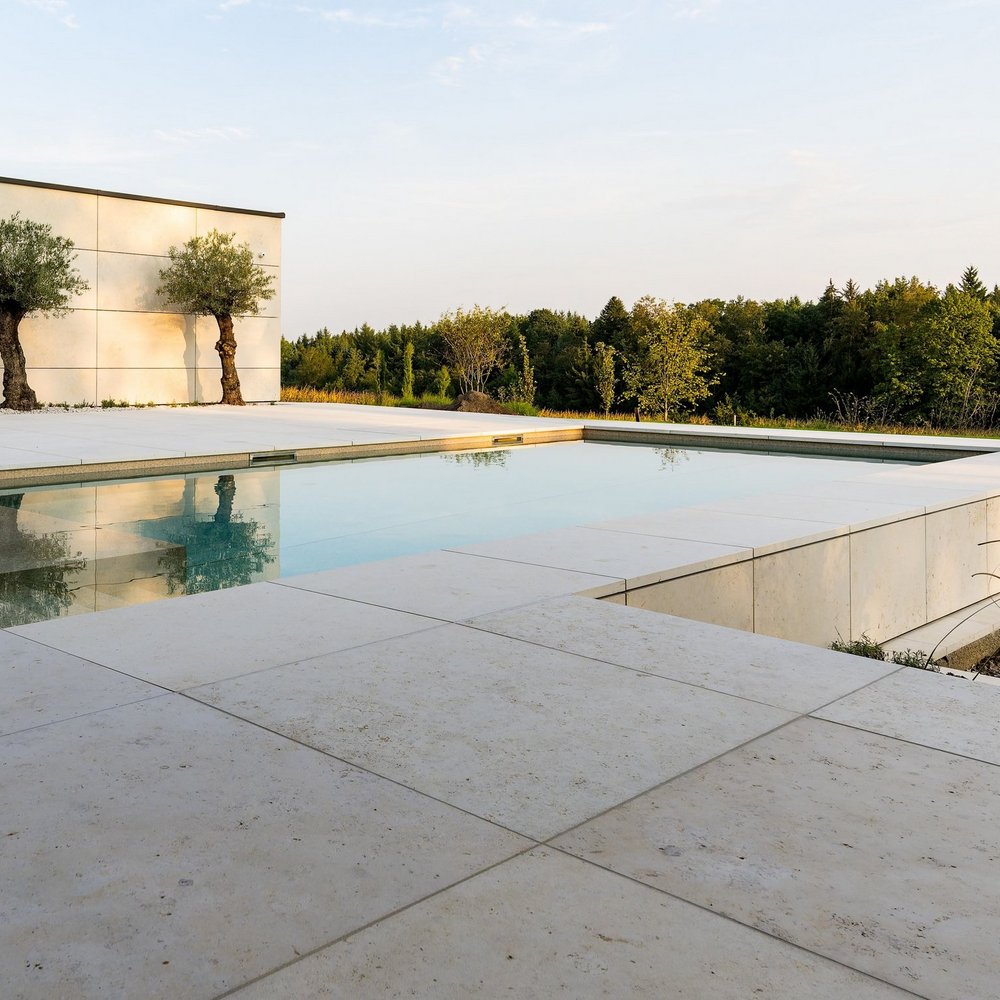 Poolanlage aus Naturstein